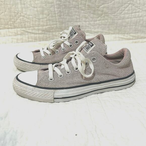 Women's Converse Chuck Taylor All Star low top Women's Sneaker- size 7 - Picture 1 of 2